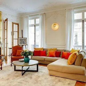 In A Great Location Close To The Eiffel Tower Apartament